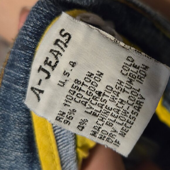 Y2K low rise flare jeans with patterned pockets - Picture 10 of 12